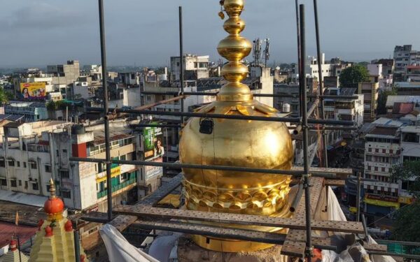 करवीर निवासिनी श्री अंबाबाई मंदिरावर चढला सोन्याचा कळस